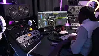 Breaking down instrumental of ”Blessed”by Nate the producer &plqying the keyboard to demonstrate