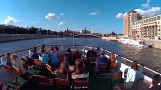 Прогулка по реке Москве в центре в июне