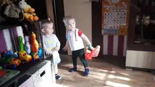 Малыш танцует тверк  Грибы-Тает лёд