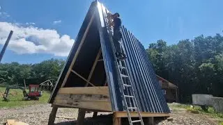 Cabana in stil A prinde forma la căsuța din pădure !