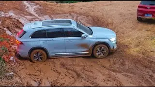 A Geely Xingyue L Zhiqing challenged the Red Tiger Slope, and the eldest brother didn't talk much ..