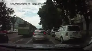 Водитель 27 автобуса высаживает пассажиров во втором ряду