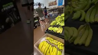When Dad said they needed more bananas, Chloe got excited and kept saying "bananas, bananas...🤭