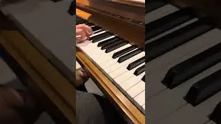 Гамма си бемоль мажор. Левая рука.