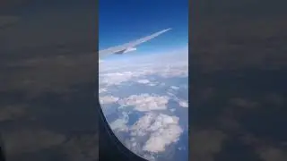 Облака, серебристое крыло Боинга.