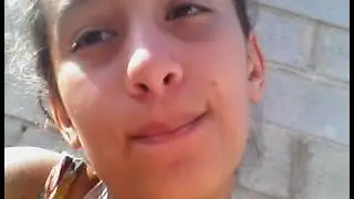 Menina falando oih
