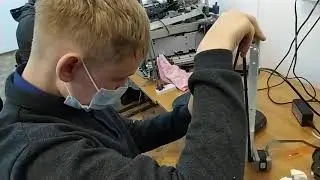 Даурен и Андрей в процессе создания 3d принтера