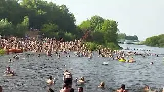 Люди купаются в жару Столько людей в воде я еще не видел Jeziorko Czerniakowskie