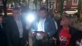 Житель района Сокол зачитывает документ принятый на встрече с членами команды Леонида Зюганова