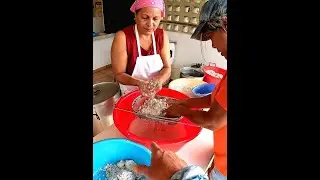 el CALDO SANTO 🍜🙏 Solo 1 Vez al Año ❤️el Viernes Santo.. Unico de Loiza 🇵🇷 con Lechede Mas de 40 Coc