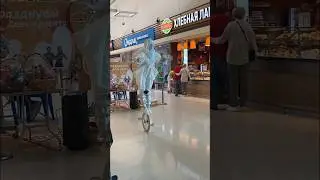 Унициклист Атмосферного театра Сосферас на праздновании клиентского дня в гипермаркете Глобус.