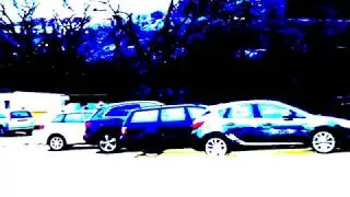 Parul blond prins cu o funda usor stramba