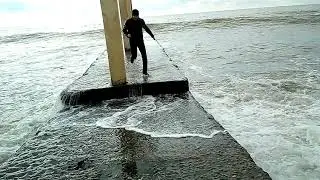 Мужа чуть волной не смыло в Сочи