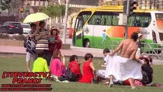 FLASHING STRANGERS IN PUBLIC PRANK !