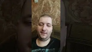 мой батя завязывает  мне шнурки на кроссовках
