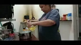 leonina preparando a janta