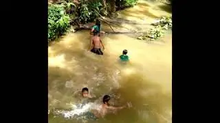 Budak budak mandi sungai