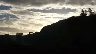 EXCAVATOR KETIKA SENJA DI PROYEK 00389
