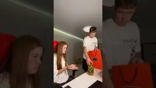 Реакция девушки на пакет из ЦУМа !!!!!