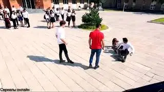 Богатый парень влюбился в простую девушку из его школы