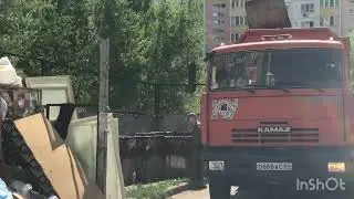 Мусоровоз грузит мусор 🗑