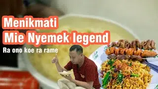 Menikmati mie nyemek legend