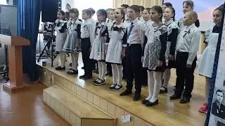 Ученики 3А класса второй школы Алексеевского исполняют песню 