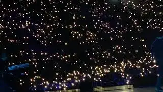 2 anni dopo l'ultima volta il pubblico canta ancora PIANETI (Ultimo)