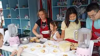 Настя с мамой готовят бургер с мороженым