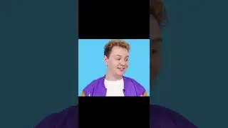 Все, кроме девушки, получили хот-дог.