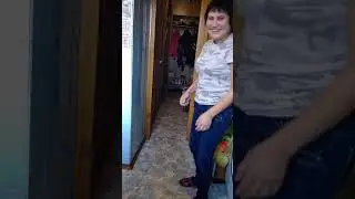 А мама чистит рыбу