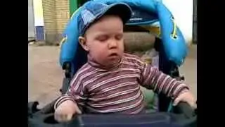 ржач, малыш засыпает сидя в коляске.mp4