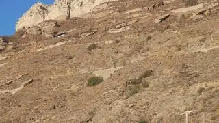 Vista de la carretera de vértigo de subida a Santorini (https://librosdeviajes.com)