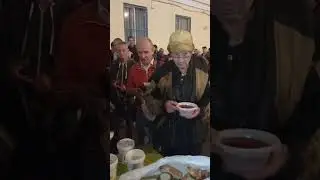 Раздаем еду  бездомным людям на  вокзале