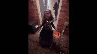 TRICK OR TREAT ￼🎃👻 HAPPY HALLOWEEN TO EVERYONE🤡👹 #trickortreat #happyhalloween #candy #chocolate