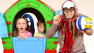 Лиза и Миша играют вместе с бабушкой