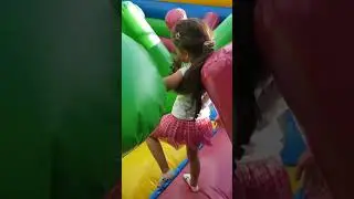 Mamãe tentando me acompanhar no castelo inflável 🤣😂