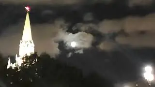 СТРАННАЯ ЛУНА НАД МОСКВОЙ. Очевидная аномальность. Луна между облаками.  Или это не Луна?