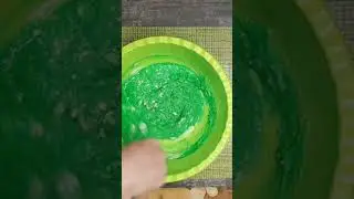 Соедини краситель с мукой и солью