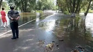 Уровень  воды растёт река Урал