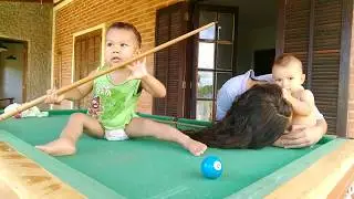 Davi brincando na mesa de bilhar | desenvolvendo a coordenação