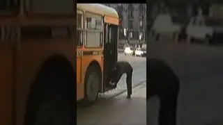 Челентано тормозит автобус