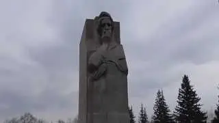 У монумента Славы. Скорбящая Мать