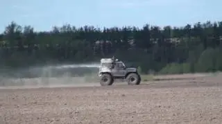 УАЗ с разбрасывателем удобрений.