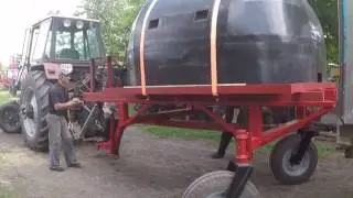 Загрузка ёмкости для перевозки воды.