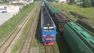 Станция Струги Красные. 2ТЭ116-1443 с полувагонами, ТЭП70БС без номера и эмблемы РЖД.