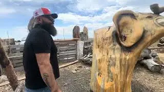 HOMBRES PROFESIONALES EN LA ARTESANÍA DE ANIMALES HERMOSOS EN TRONCOS