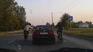 Велосипедисты на дороге