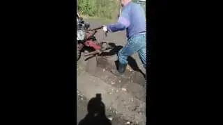 Копаем картофель окучником от трактора.