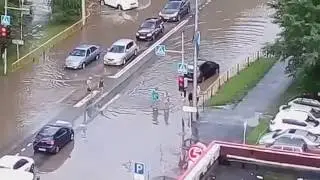 Потоп в Тюмени на 30 лет победы! Помощь водителя дедушке